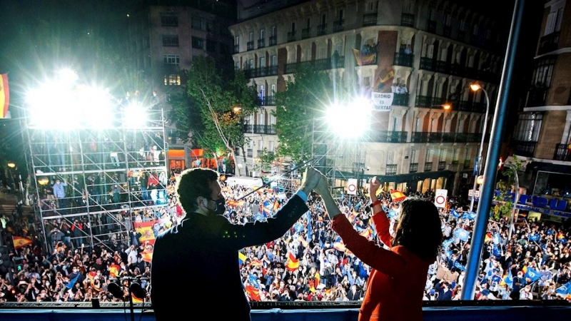 Isabel Díaz Ayuso, acompañada por el presidente del del PP Pablo Casado con la calle Génova abarrotada.