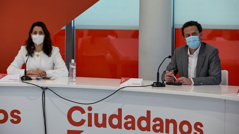 El que fuera candidato de Ciudadanos a la presidencia de la Comunidad de Madrid, Edmundo Bal; y la presidenta de Ciudadanos, Inés Arrimadas, durante una rueda de prensa posterior a una reunión del Comité Permanente del partido, a 5 de mayo de 2021, en Mad