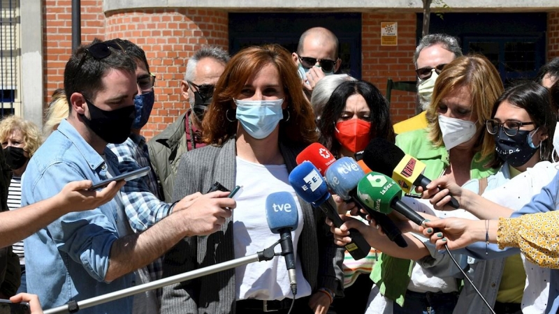 La candidata de Más Madrid a la Presidencia de la Comunidad de Madrid, Mónica García se dirige a los medios de comunicación antes de su encuentro con militantes en la Plaza de la Asociación en Orcasita, Madrid este miércoles.