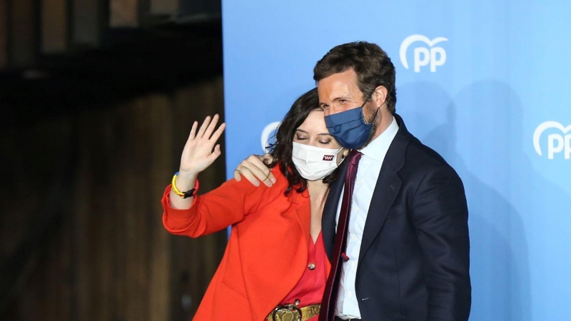 La presidenta de la Comunidad de Madrid, Isabel Díaz Ayuso; y el líder del PP, Pablo Casado en el balcón de la calle Génova.