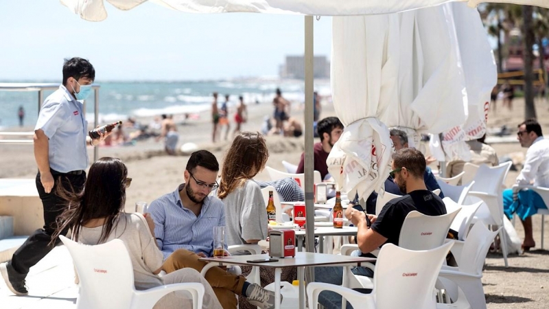 Varias personas disfrutan del buen tiempo en los chiringuitos de la playa de La Misericordia de Málaga el pasado sábado 1 de mayo.