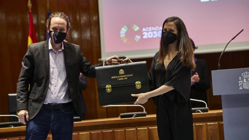 Pablo Iglesias e Ione Belarra, en el acto de traspaso de la cartera ministerial de Derechos Sociales y Agenda 2030, tras su salida del Gobierno de coalición. E.P./J. Hellín/POOL