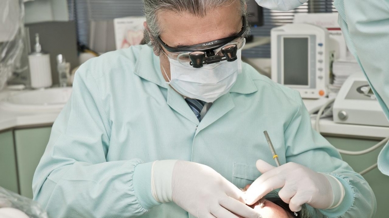 Un dentista atendiendo a un paciente.