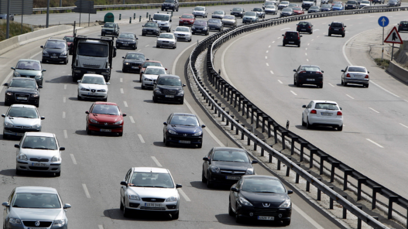 La red viaria española incluye 15.523 kilómetros de alta capacidad, 3.039 en autopistas y 12.484 en autovías.