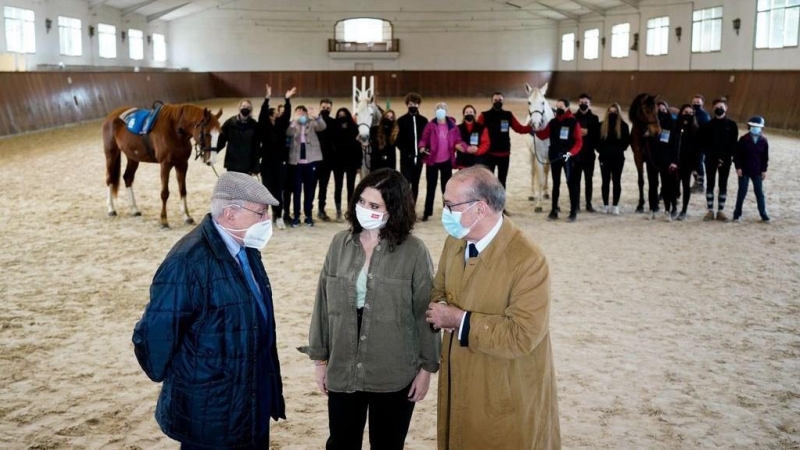 Isabel Díaz Ayuso con Joaquín Leguina y Nicolás Redondo Terreros.