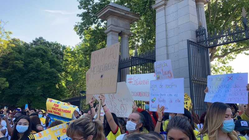 Protestas en la Puerta de Alcalá, en Madrid, por la represión policial en Colombia.