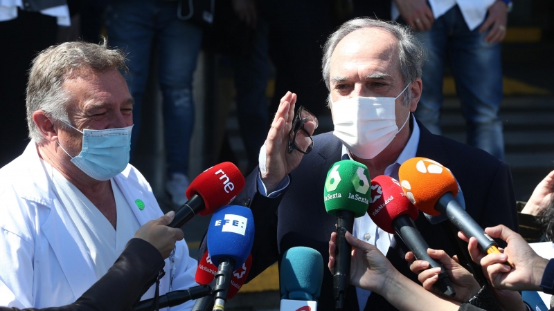 Ángel Gabilondo ofrece declaraciones a los medios a su salida del Hospital Ramón y Cajal tras recibir el alta hospitalaria.