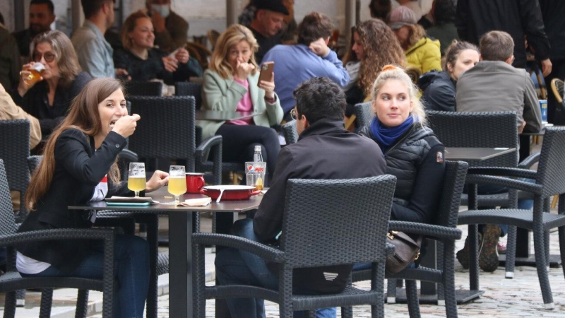 Uns joves en una taula a la terrassa d'un bar de la Plaça Independència de Girona, aquest diumenge 2 de maig de 2021.