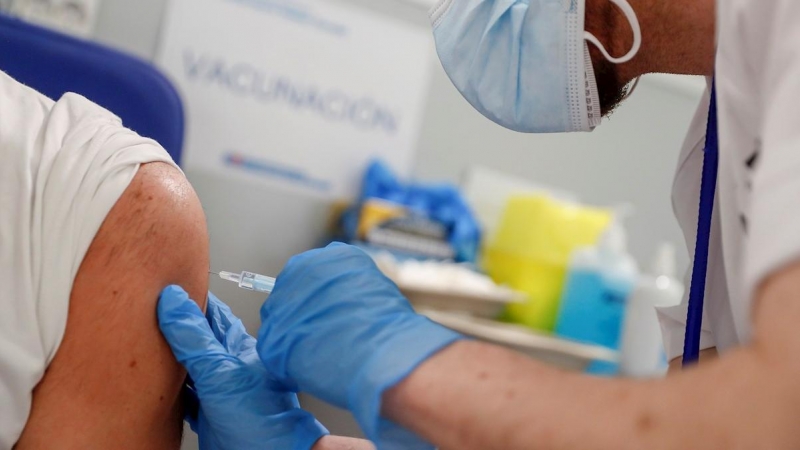 06/05/2021.- Una enfermera administra la vacuna de AstraZeneca en el Hospital de Emergencias Enfermera Isabel Zendal de Madrid. EFE/ Emilio Naranjo/Archivo