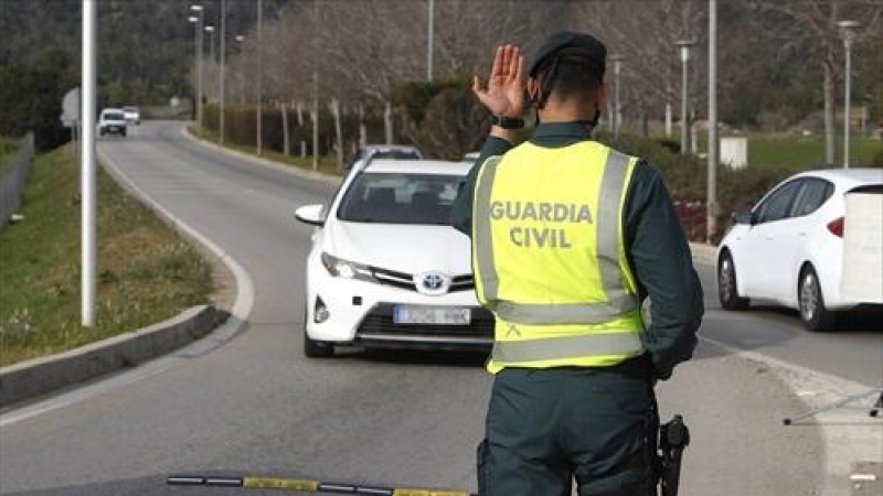 6 de marzo de 2021.-Un agente de la Guardia Civil durante un control rutinario de carretera en la zona de Magaluf (Calvià) en Palma de Mallorca (España), a 6 de marzo de 2021.