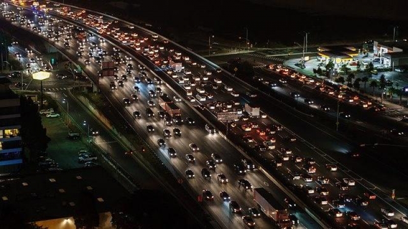 Foto de un atasco de coches en una autovía.