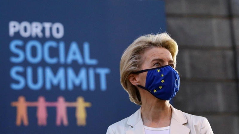 La presidenta de la Comisión Europea, Ursula von der Leyen, en la Cumbre Social Europea en Oporto, Portugal