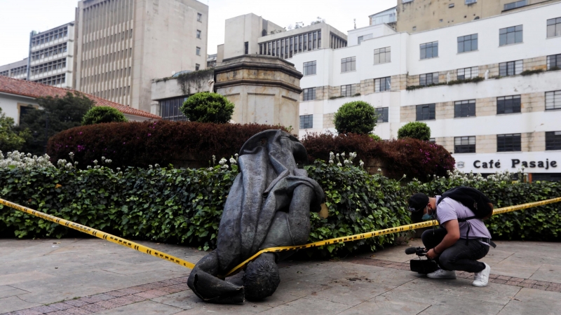 07/05/2021. Un fotógrafo captura la imagen de la estatua derribada del conquistador español Gonzalo Jiménez de Quesada, en Bogotá. - Reuters