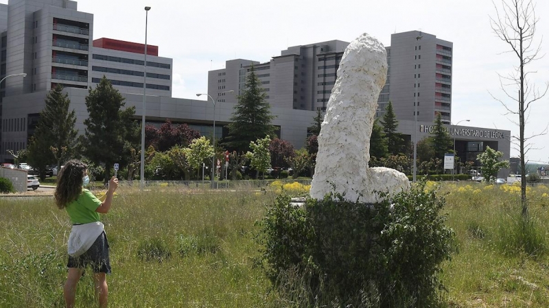 08/05/2021. Una mujer fotografía la gran escultura de arte urbano de simbología fálica, este sábado en León. - EFE