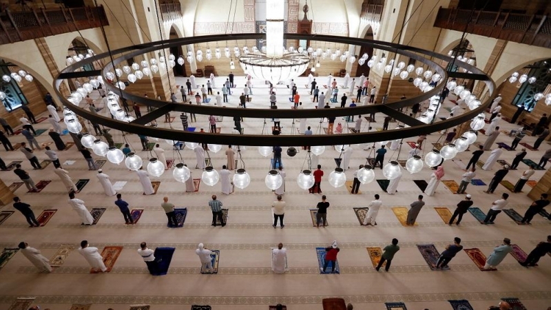 Un grupo de musulmanes durante un taraweeh del ramadán, en Bahrein.