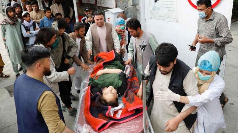 08/05/2021. Una mujer herida es trasladada a un hospital tras la explosión de este sábado en Kabul, Afganistán. - Reuters