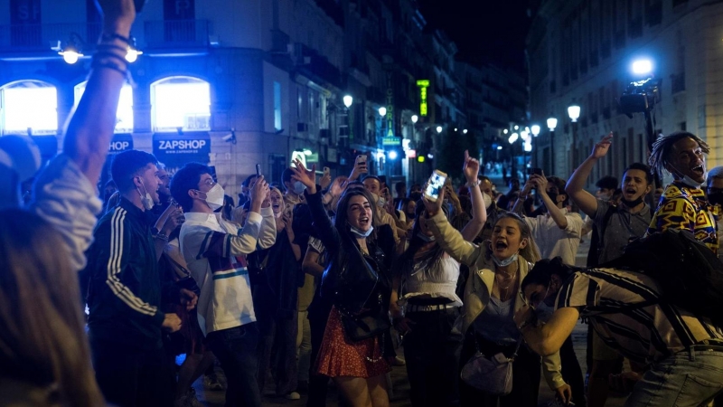 Imagen del Passeig Lluis Companys de Barcelona donde cientos de personas se concentran tras el fin del estado de alarma.
