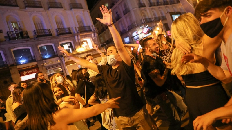 09/05/2021. Varias personas se amontonan en la Puerta del Sol de Madrid celebrando el final del estado de alarma entre bailes y bebidas. - Reuters