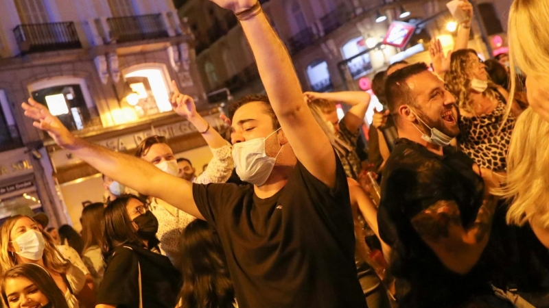 09/05/2021. Varias personas se amontonan en la Puerta del Sol de Madrid celebrando el final del estado de alarma entre bailes y bebidas. - Reuters