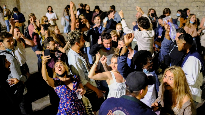 09/05/2021. La gente sale a la calle en el barrio del Born, en Barcelona, y se aglutina sin mascarillas y sin guardar distancias. - Reuters