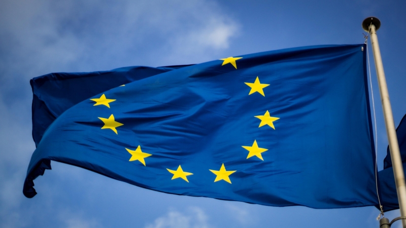 Imagen recurso de la bandera de la Unión Europea ondeando. - Unsplash