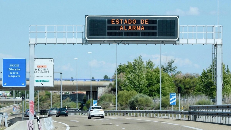 08/05/2021 - Imagen de una carretera con el mensaje 'Estado de alarma' de la DGT .