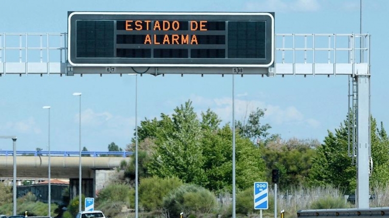 08/05/2021 - Imagen de una carretera con el mensaje 'Estado de alarma' de la DGT .