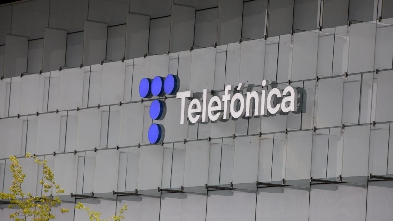 El nuevo logo de Telefónica, en su sede en la zona norte de Madrid. E.P./Jesús Hellín