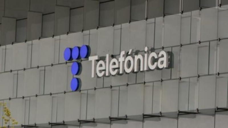 El nuevo logo de Telefónica, en su sede en la zona norte de Madrid. E.P.