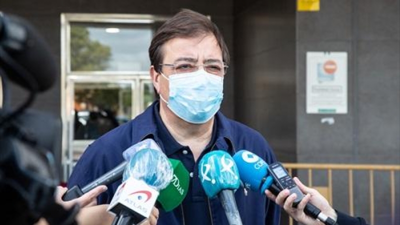 El presidente de la Junta de Extremadura, Guillermo Fernández Vara, ofrece declaraciones a los medios tras recibir la primera dosis de la vacuna contra la covid-19, a 2 de abril de 2021, en el Hospital Universitario de Badajoz.