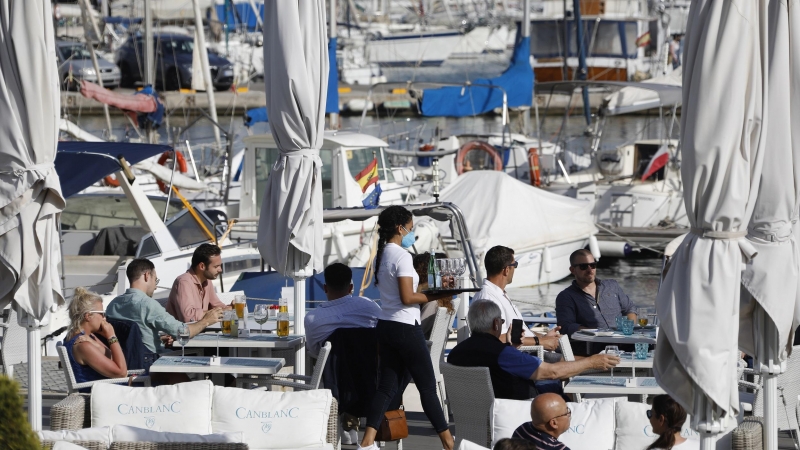 Varias personas en una terraza de Palma de Mallorca