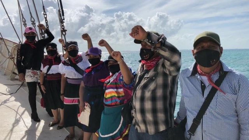 El 'escuadrón 421' zapatista, en su barco rumbo a Europa.