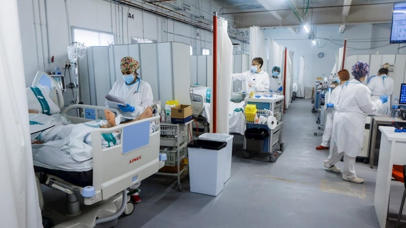Personal sanitario del Hospital Parc Taulí de Sabadell (Barcelona) trabaja en la UCI para enfermos de covid, en una imagen de archivo.