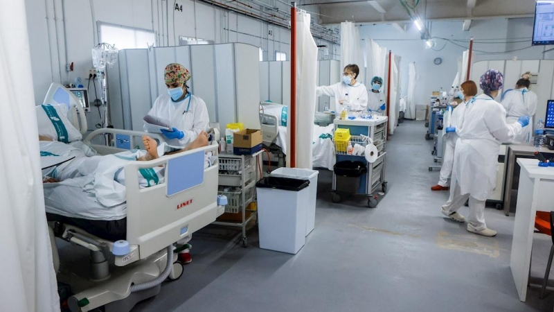Personal sanitario del Hospital Parc Taulí de Sabadell (Barcelona) trabaja en la UCI para enfermos de covid, en una imagen de archivo.