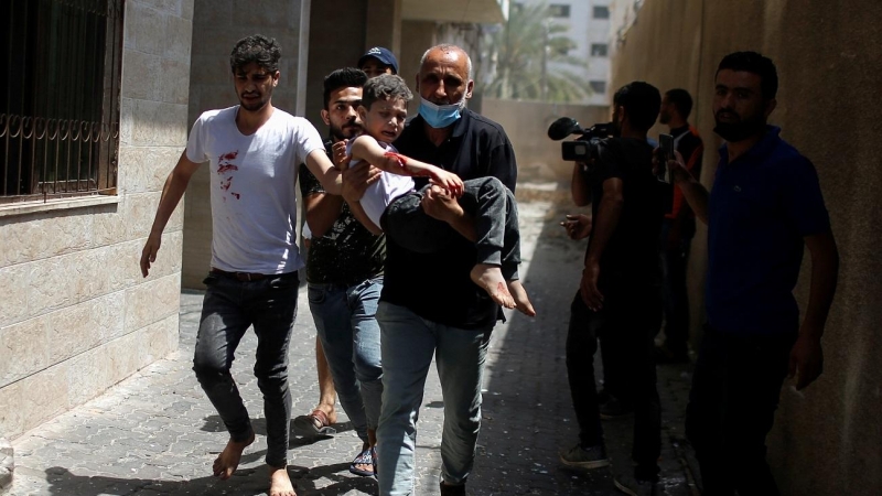 Un niño palestino herido, es evacuado tras un bombardeo israelí.
