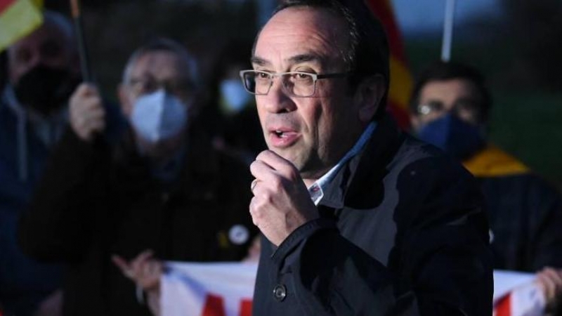 L'exconseller Josep Rull s'adreça a un seguit de persones que li han donat suport a l'entrada a la presó de Lledoners el 12 de març del 2021.