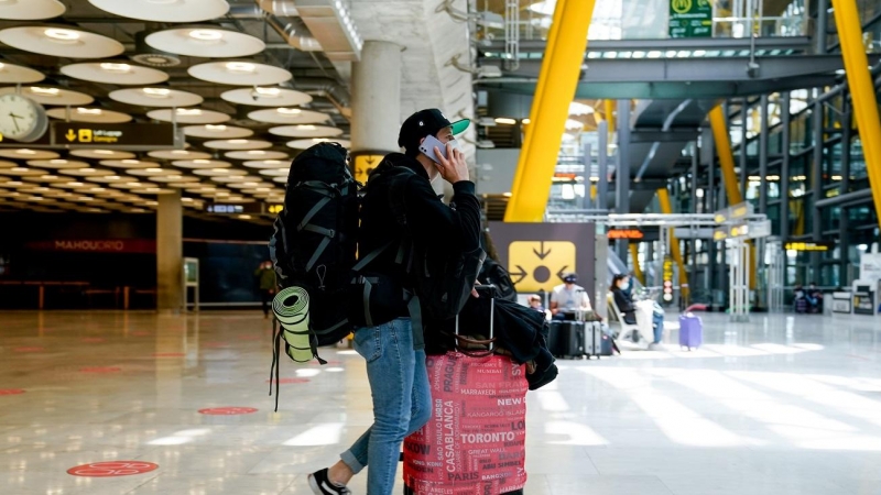 Un chico con el equipaje en la T4 del aeropuerto Adolfo Suárez, Madrid-Barajas durante el primer día laboral tras el estado de alarma, a 10 de mayo de 2021.
