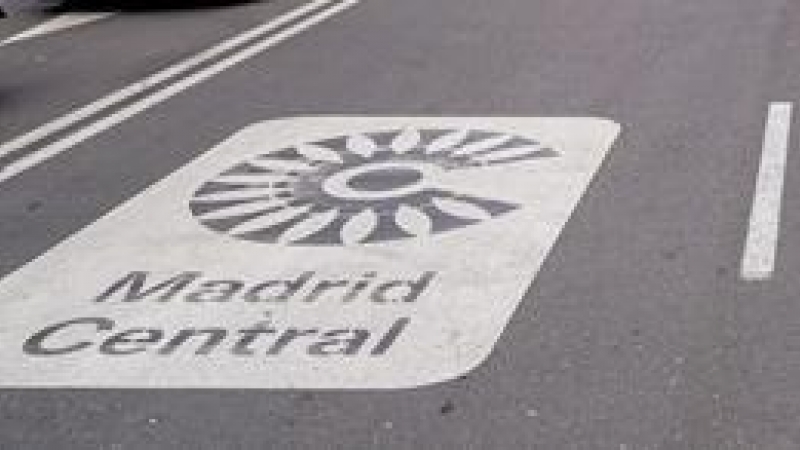 Dos señales de Madrid Central en la carretera, a 11 de mayo de 2021, en Madrid (España).