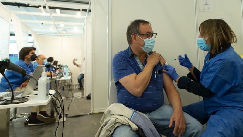 Una enfermera vacuna a un hombre en el centro de vacunación de la Fira de Barcelona este martes 11 de mayo.