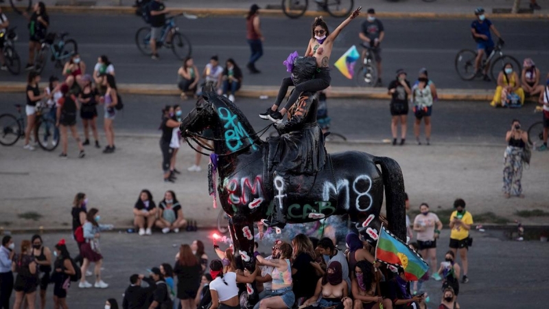 Fotografía fechada el 8 de marzo de 2021 que muestra a mujeres mientras protestas con motivo del Día Internacional de la Mujer, en la Plaza Italia, rebautizada como Plaza de la Dignidad, en Santiago (Chile).