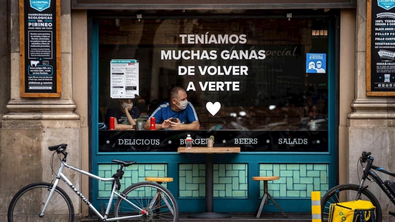 Una pareja de turistas en un bar de Barcelona, durante el primer día sin toque de queda en Catalunya.