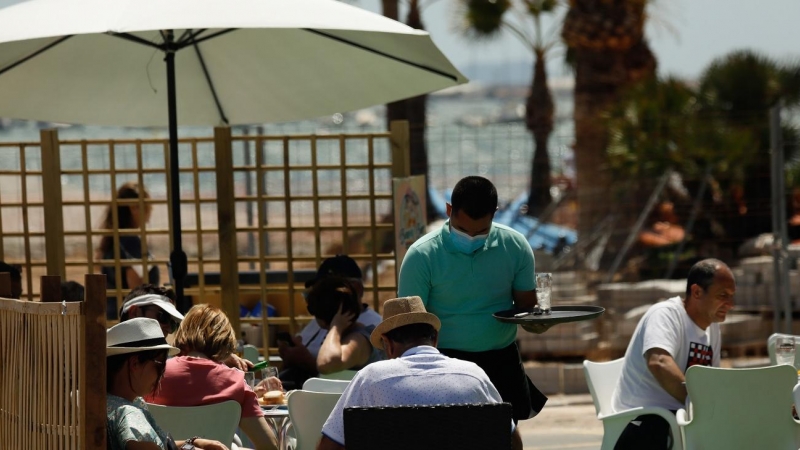 Varias personas en la terraza de un bar, frente a una playa de Lo Pagán, en el municipio de San Pedro del Pinatar (Murcia), en el primer día sin el estado de alarma, a 9 de mayo de 2021.