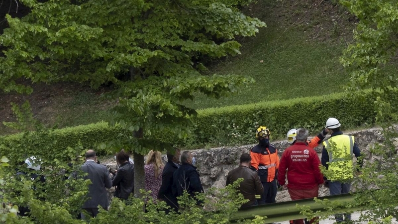 El alcalde de Cuenca, Darío Dolz, junto a los bomberos y técnicos del Ayuntamiento, este miércoles. El principal acceso peatonal a las Casas Colgadas de Cuenca, el edificio más emblemático y popular de la capital, que estaba cortado desde el 26 de abril p