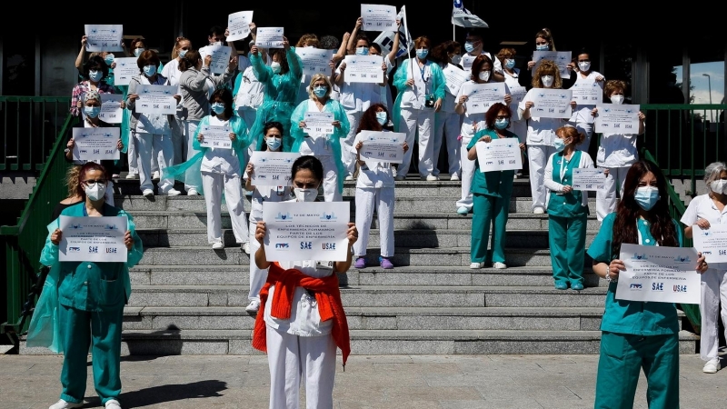 Los técnicos de enfermería se concentran ante las puertas del Hospital 12 de Octubre de Madrid para celebrar este miércoles, 12 de mayo, el Día Internacional de esta profesión, efeméride que se conmemora desde 1974 en la fecha del nacimiento de Florence N