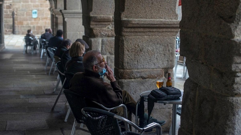 Un hombre toma una cerveza en la terraza de un bar de Ourense.