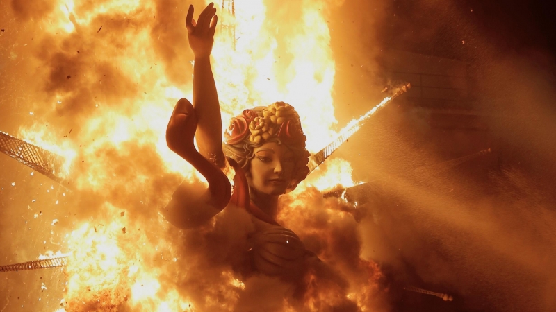 El monumento 'Con otra mirada' arde en la Hoguera Oficial de la Plaza del Ayuntamiento de Alicante como parte de las tradicionales fiestas de les Fogueres de Sant Joan.