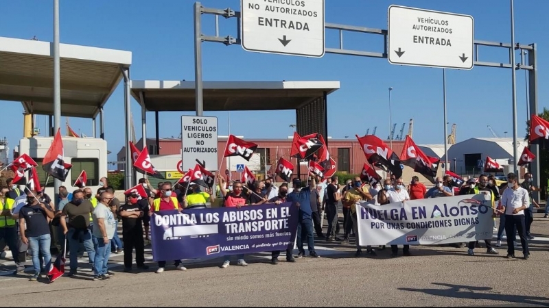 Concentración de trabajadores de Grupo Alonso en la entrada del Puerto de Valencia.