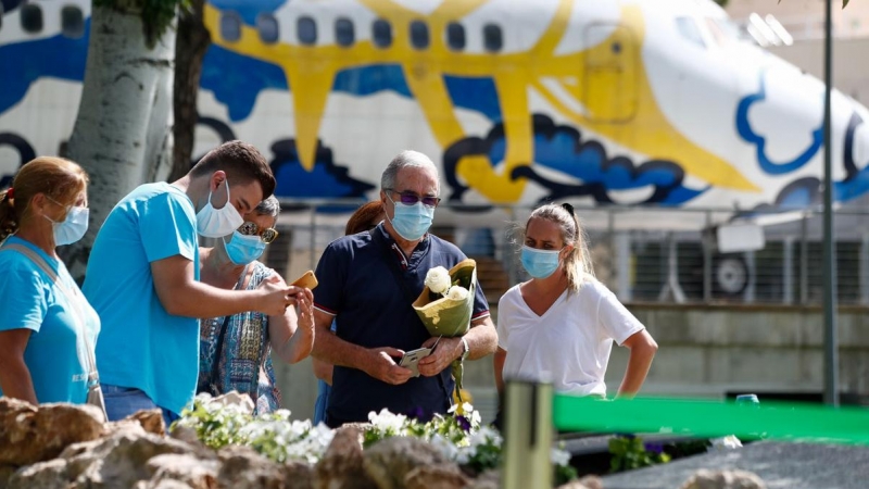 20/08/2020.- Acto celebrado junto al aeropuerto Adolfo Suárez Madrid-Barajas por el aniversario del accidente aéreo de Spanair en el 12 aniversario. EP / Oscar J. Barroso