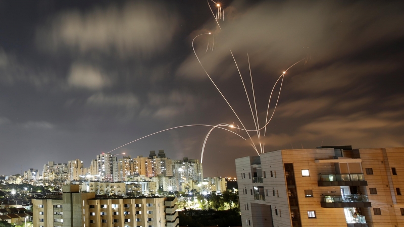 Rayos de luz producidos cuando el sistema antimisiles Cúpula de Hierro de Israel intercepta cohetes lanzados desde la Franja de Gaza hacia Israel.