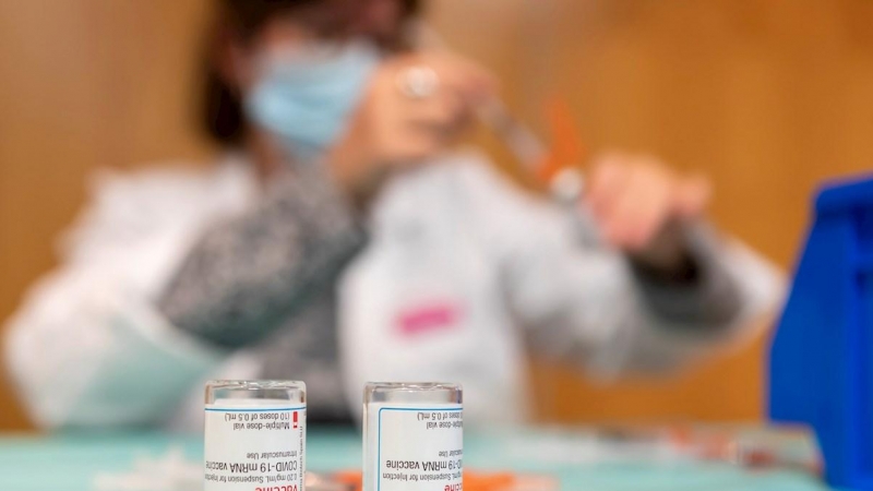 Una enfermera prepara una dosis de la vacuna Moderna, en una imagen de archivo.